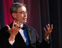 Gary Lai en el banquete de premios Pathfinder del Museo del Vuelo